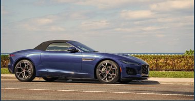 Palm Beach, Florida ABD - 21 Mart 2021 Palm Beach yolundaki mavi jaguar.