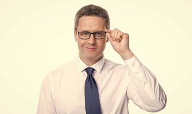 Gülümseyen adam beyazın üzerindeki göz giysisini görüyor. Stüdyoda gözlüklü bir adam. Adam arka planda gözlük takıyor. Gözlük takan adamın fotoğrafı..