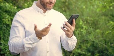 İş analisti internet üzerinde çalışıyor, kopyalama alanı. İş analisti açık havada telefonla çalışıyor. İnternette çalışan iş analisti. İnternet üzerinde çalışan iş analistinin fotoğrafı.