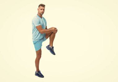 Beyaz arka planda izole edilmiş egzersiz öncesi ısınma ve kas germe koşucusu, boşluğu kopyala.