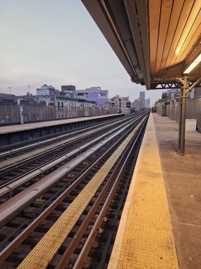 Metro tren istasyonu. Demiryolu taşımacılığı. Toplu taşıma. Yeraltı şehri. Boş metro istasyonu. Metro için raylar. Tren istasyonunda kimse yok..