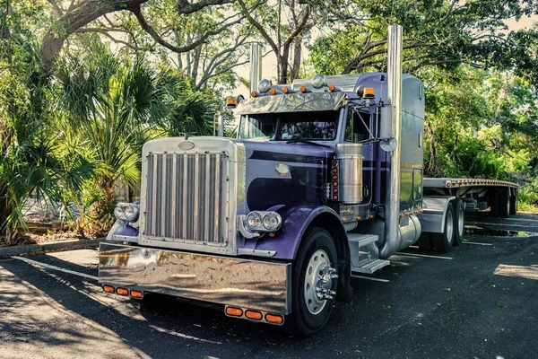Een Vrachtwagen Amerika Vrachtvervoer Aanhangwagen Oplegger Oplegger Vervoeren Amerikaanse Stijl — Stockfoto