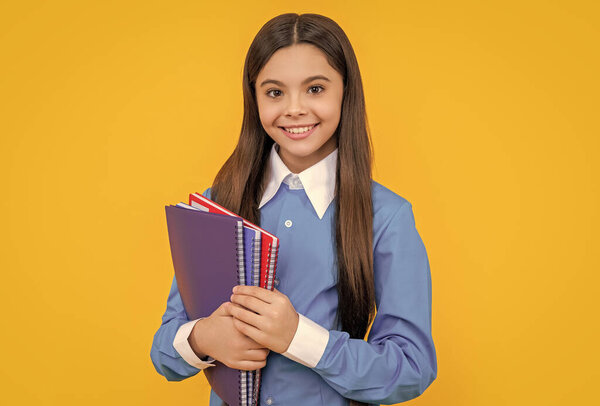 образование в школе. девушка-подросток держит рабочую тетрадь. учиться в школе. обратно в школу. знания и образование. Студентка колледжа. Девочка-подросток получает высшее образование. знания и навыки для будущего.