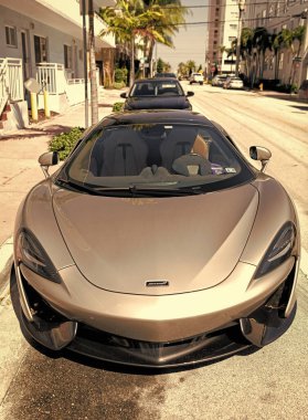 Los Angeles, Kaliforniya ABD - 13 Nisan 2021: Silver Grey McLaren Otomotiv Şirketi 570 'lerin lüks spor araba süperotomobili. ön görünüm.