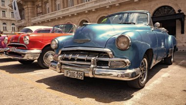 Havana, Küba - 02 Mayıs 2019: Üstü açılabilir mavi Chevrolet eski araba. Park etmiş bir taksi, köşe manzaralı..