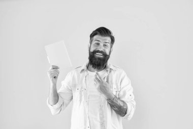 Neşeli hippi çocuk, sarı arka planda parmak işareti yapan, okuyucu..