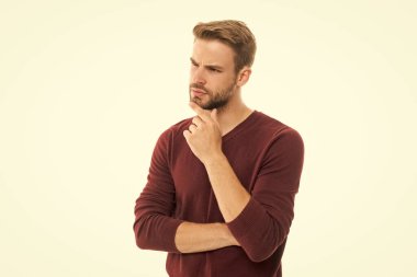 Stüdyodaki yakışıklı beyaz adam. Arka planda beyaz adam var. Sakallı beyaz bir adamın fotoğrafı. Beyaz tenli adam izole edilmiş..