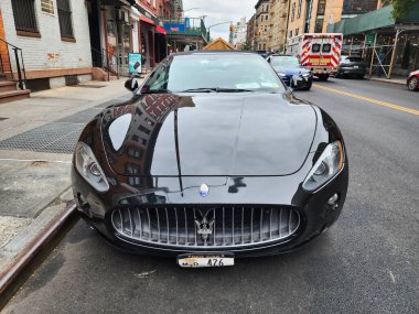 New York City, ABD - 04 Ağustos 2023: Maserati GranTurismo Cabriolet 2012, ön manzara.