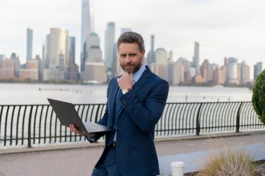 New York 'ta serbest çalışan bir iş adamı. İnternette çalışan bir iş adamı. İş adamı dışarıda bilgisayar ya da dizüstü bilgisayarda çalışmakla meşgul. Adam internet tarayıcısından iş e-postası ve sörf yolluyor. İşlemleri durgunlaştır.