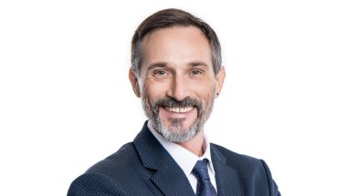 Profesyonel, olgun CEO başarısını ifade ediyor. İşadamı beyazdan izole edilmiş. İş başarısı. Takım elbiseli başarılı bir CEO. Kendine güvenen bir girişimci. İş yönetimi.