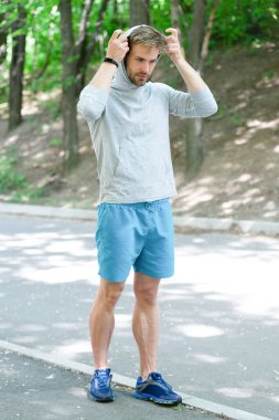 Formda ve aktif adam dışarıda çalışıyor. Sportif adam spor yapar. Erkekler için spor kıyafetleri. Aktif ve sağlıklı bir yaşam tarzı. Vücuduna uygun. Spor ve spor. Spor giyim bölümünde genç bir adam. Fiziksel uygunluk.