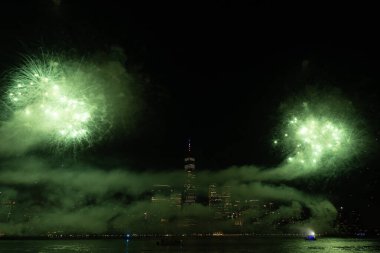 New York Manhattan havai fişekleri. New York Havai fişekleri Manhattan üzerinde. New York 4 Temmuz Havai fişekleri. Flashing Fireworks ile New York City Skyline Manhattan. Bağımsızlık Günü.