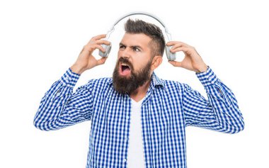 Milenyum çağındaki hippi adam kulaklıkla müzik dinler. Yüksek sesli müzik. Yüksek sesli müzik kulaklıklarıyla ses dinleyen bir adam. Beyazın üstünde sesi olan sinirli bir adam. Sakallı adam yüksek ses duyuyor.