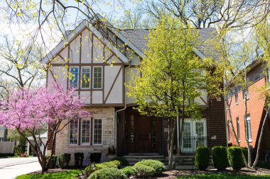 Banliyö ev mimarisi. Modern yazlık ev. Mimarlık konsepti. Mahalledeki bir mülk. Emlak ve emlak sigortası. mülkiyet ve mimarlık. konut. Banliyö evi.