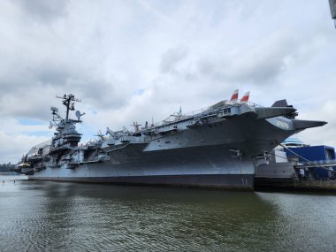 New York City, ABD - 17 Ağustos 2023: Intrepid Museum uçak gemisi savaş gemisi.