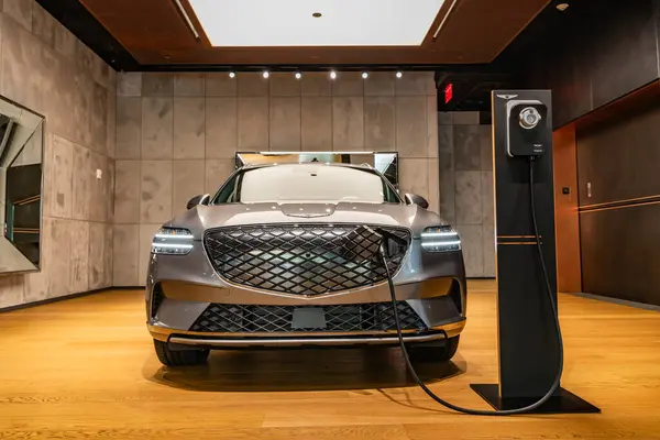 米国ニューヨーク市 8月2023 ジェネシスはショールーム フロントビューの充電ステーションでGv70 Suv電気自動車を電化しました — ストック写真