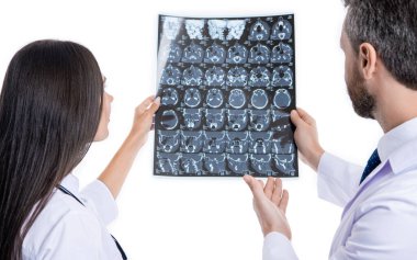 İki doktor Xray 'i klinik tanı koyuyor. Cerrah röntgen sonuçlarını kadınlara gösteriyor. Doktor nörolog. Doktor hastalık taraması yapıyor. Tıbbi teşhis. Teşhis ve tedavi.