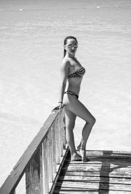 Tatil köyündeki yaz kadınının görüntüsü. Yazlık kadın plajda tatil yapıyor. Yazlık kadın dışarıda tatil yapıyor. Yaz kadını tatilde tatil köyünde..