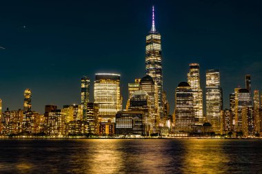 New York şehri. New York 'un gökdelen binası. New York Görkemli Şehir Mimarisi. Gece Manhattan ve Hudson nehri. Metropolitan şehri. Metropolis şehir manzarası. New York şehir merkezi. Manhattan geceleri gökyüzü.