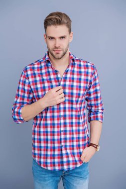 Normal erkek stili. Cilt bakımı ve erkeklerin güzellik anlayışı. Kafkasyalı milenyum adamı. Gri tişörtlü adam izole edilmiş. Saç stili olan yakışıklı bir genç. Moda erkek modası. Tüylü bir adam.