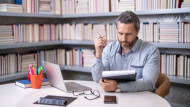 Öğretmenim sınıfta. Erkek öğretmen işyerinde ders çalışıyor. Üniversite sınavı öğretmenleri. Okul dersinde erkek öğretmen. Eğitimli insan bilgisi. Üniversite öğretmeni. Etkili öğretim.