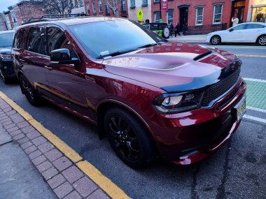 New York, ABD - 10 Şubat 2024 Dodge Durango SRT arabası caddeye park edilmiş, köşe manzaralı.