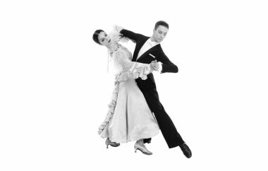 Profesyonel balo çifti koreografi dansı beyazlar üzerinde izole edilmiş. Stüdyoda dans eden çift balosu. Balo salonu çifti koreografi dansı. Balo salonu çifti koreografi dansının fotoğrafı.
