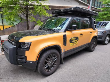 New York City, ABD - 04 Ağustos 2023: Land Rover Defender 2022 açık alan, köşe manzaralı araba.