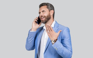 Telefonda konuşan adam Grey 'de izole edilmiş. Telefon kullanan bir iş adamı. Ceketli adamın telefon konuşması var. İş iletişimi ve pazarlığı. Stüdyoda telefonla konuşan sıradan bir adam..