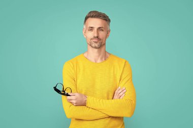 Olgun bir adam mavi üzerine izole edilmiş. Stüdyoda olgun bir adam. Olgun bir adam. Gözlüklü olgun bir adamın fotoğrafı..