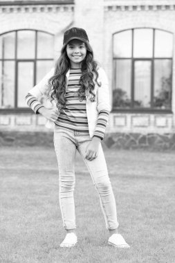 Pozitif genç kız modeli kollarını kavuşturuyor. Gençler gibi. Dışarıda duran genç bir çocuk..