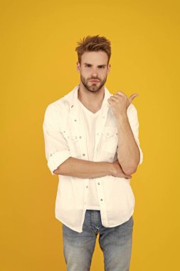 Sakallı, yetişkin, yakışıklı bir adamın fotoğrafı. Sakallı yakışıklı adam sarıda izole edilmiş. Stüdyoda sakalı olan yakışıklı bir adam. Arka planda sakalı olan yakışıklı bir adam..