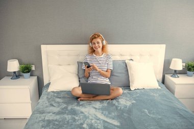 Telefondaki kadın sohbetine sevindim. Evde telefonla konuşan bir kadın. Kulaklıklı kadının telefon görüşmesi..