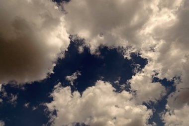 Bulutlu gökyüzü arkaplanı. Gökyüzü arkaplanının fotoğrafı. Bulutlu arka plan görüntüsü, doğa. bulutlu arkaplan.