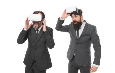 Yenilikçi takım. Sanal iş. Çevrimiçi iş kavramı. Erkekler sakallı resmi takım elbiseler. Dijital teknolojiler. İş yeniliği. VR sunumu. Erkekler modern teknolojiye karşı beyaz arka plan.