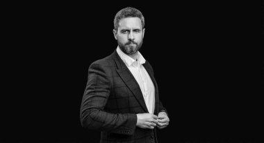 Stüdyoda resmi giyinmiş yakışıklı bir adam. Resmi kıyafetleri olan bir adam. Resmi kıyafetli bir adamın fotoğrafı. resmi erkek siyah arka planda tek başına resmi kıyafet giyer.