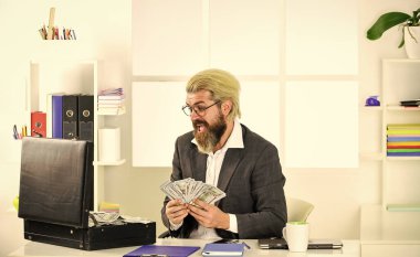 Şirket finansmanı. Ekonomi konsepti. Nakit ciro. Vergi ödemesi. Şirketin gelir dolandırıcılığı. Nakit parası olan bir iş adamı. Banka hesabı. Kredi ve nakit konsepti. Finansal danışmanlık. Mali Direktör.