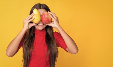 Sarı zemin üzerinde taze elma ve armut olan pozitif çocuk.