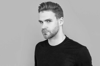 Stüdyoda sakallı bir adamın portresi. Gri arka planda sakallı bir adam var. Sakalı olan beyaz bir adamın yüzü. kıllar ve sakallar.