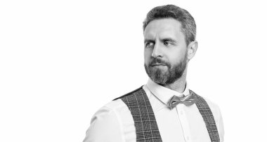 Stüdyo reklamındaki resmi smokin adam. Resmi smokin giyen bir adamın fotoğrafı. Erkekler resmi smokin giyer. Resmi smokinli adam beyaz arka planda izole edilmiş..