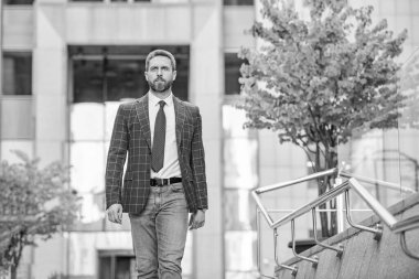 Formalite işadamı, fotokopi odası. Yetişkin bir iş adamı. Ceketli iş adamı. Kafkas işadamı dışarıda yürüyor..