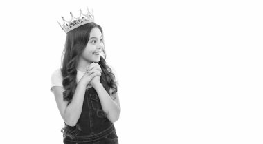 Fotokopi alanı olan genç ve güzel bir kız. Güzel genç kız beyaz arka planda izole edilmiş bir kız gibi görünüyor. Stüdyoda güzel bir genç kız. Kız tacındaki genç kızın güzel fotoğrafı..