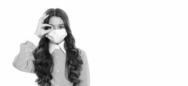 Maskeli doktor kız beyaza izole edilmiş ilaç haplarını gösteriyor. Doktor kız elinde ilaç hapları tutuyor. Doktor kızın fotoğrafı ilaç haplarını gösteriyor. Doktor kız ve ilaç hapları, kopyalama alanı.