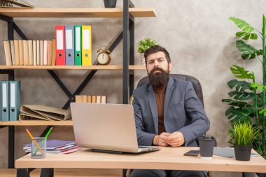 ciddi yetişkin erkek serbest çalışan ofiste online bilgisayar iletişimi, profesyonel meslek.