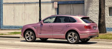 Miami Beach, Florida ABD - 15 Nisan 2021: Pembe metalik Bentayga v8 2015 SUv, arka görüş.