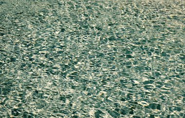 Turkuaz renk arka planda yaz cennetinde dalgalı yüzme havuzu suyu.