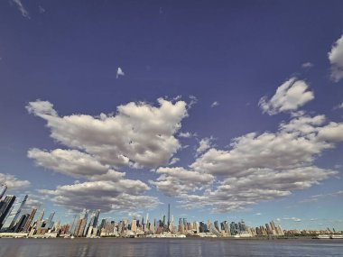 Kentsel mimari. Manhattan şehir merkezi ve metropol şehri. Büyük şehir manzarası. New York şehir merkezi. Manhattan silueti. New York şehri. New York 'un gökdelen binası. Manhattan 'daki çatı katları.