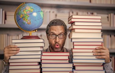 Öğretmenim sınıfta. Öğretmenler Günü. Sınıfta öğretmen. Sınıfta kitapları olan bir coğrafyacı. Bilgi ve eğitim kavramı. Sınıfta kitabı olan bir öğretmen. Okumaya dalmış..