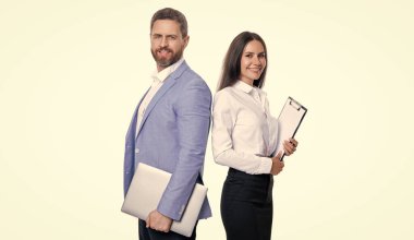 Beyaz arka planda zarif bir sekreter ve yönetici var. Stüdyoda iş sekreteri ve yönetici. İş sekreteri ve resmi giyim müdürü. İş sekreteri ve müdürün fotoğrafı.