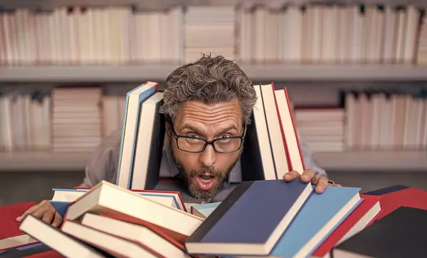 Homem Sobrecarregado Estudante Ler Livro Livraria Biblioteca Escola Professor Literatura — Fotografia de Stock